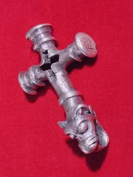 Viking amulet in de vorm van een kruis met een drakenkop ontwerp